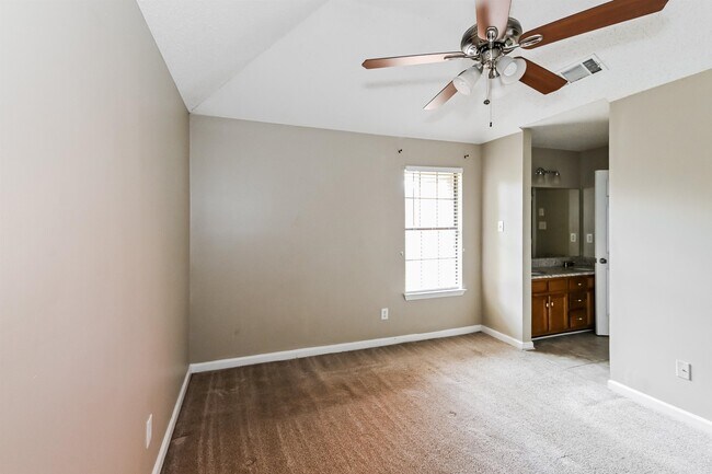 Building Photo - 6583 Shaker Ln
