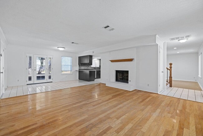 Building Photo - Happiness on Harcourt!