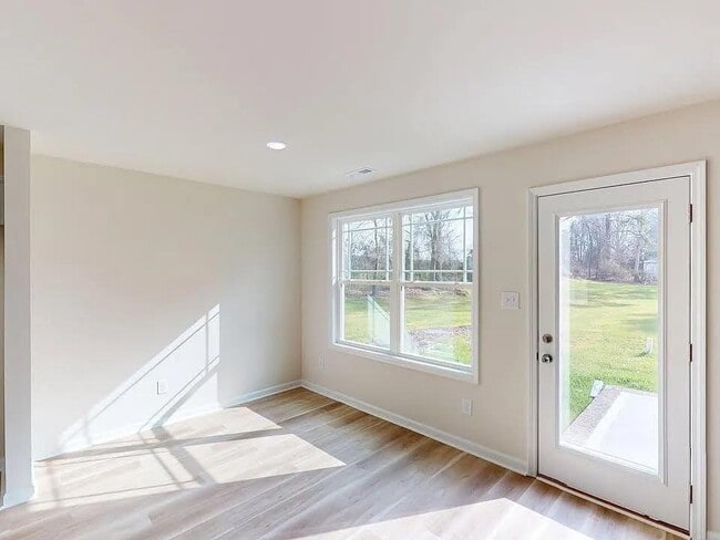 Building Photo - 304 Sandy Springs Dr