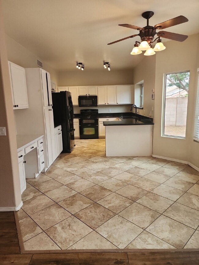 Building Photo - "Spacious 4-Bedroom Glendale Gem with Granite Elegance - 2018 Sq Ft of Comfort!"