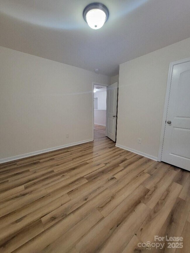 Building Photo - 5823 Hewitt Dr