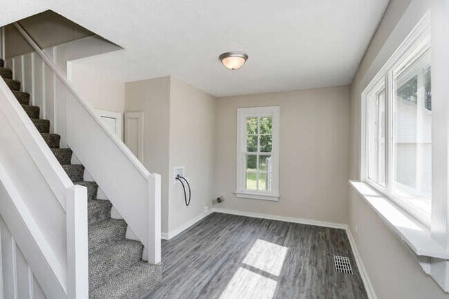 Building Photo - Spacious 3 Bed/2 Bath Home for Rent in Newton! Coming Available in mid-July!