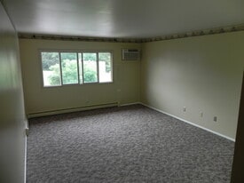 Building Photo - 125 Twin Oaks Dr