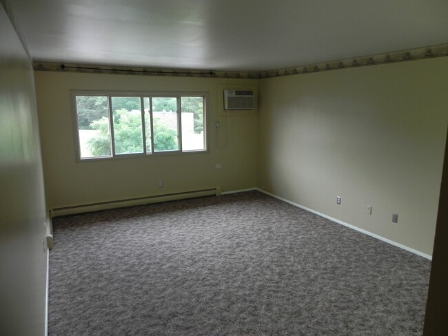 Building Photo - 125 Twin Oaks Dr