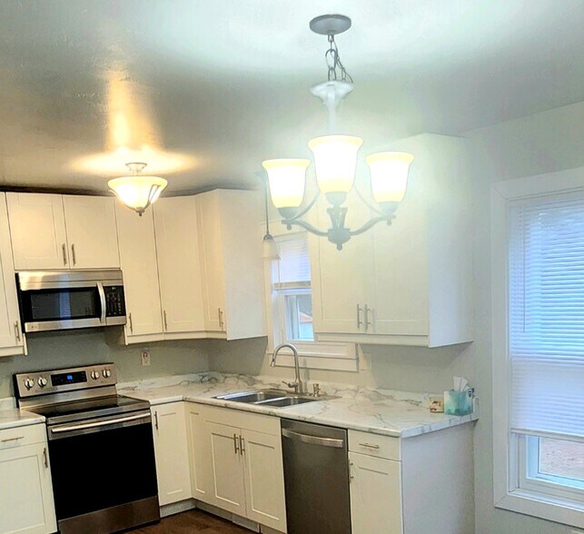 Primary Photo - 1376 W Hiawatha Dr
