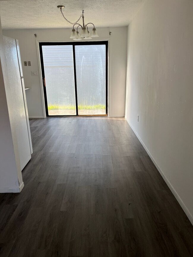 Building Photo - Monroe Manor