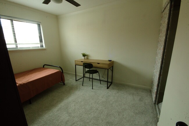 guest bedroom/office - 2640 Via Cordova