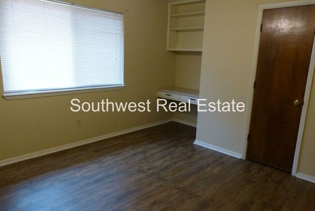 Building Photo - Spacious 3 bedroom 2 bath home.