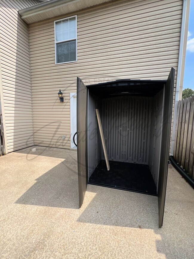 Building Photo - SPECIAL: FIRST MONTHS RENT FREE! Two Bedro...