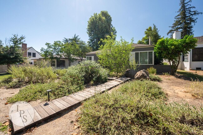 Building Photo - Beautifully Updated Fresno High Home - Walkable to Gazebo Gardens, 3BR/1BA, Partially Furnished