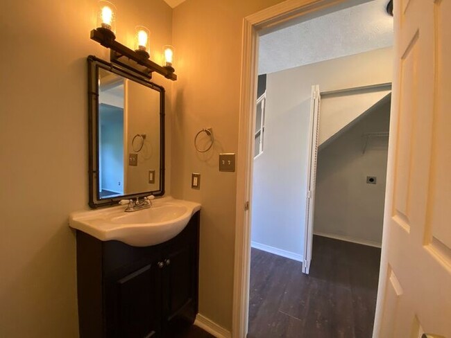 Building Photo - Now Available - 2 Bed 2 Bath House in Brit...