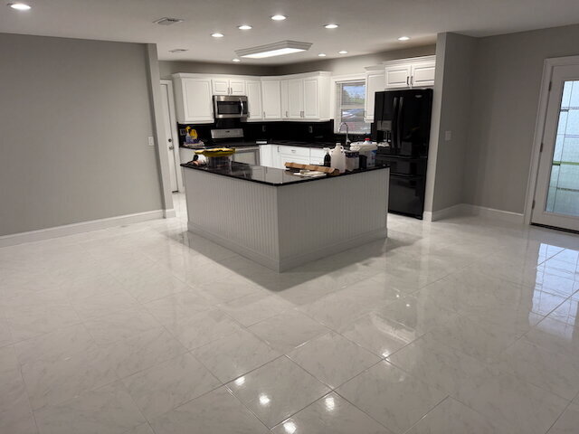 Building Photo - Remodeled Pool Home Located in the Very De...