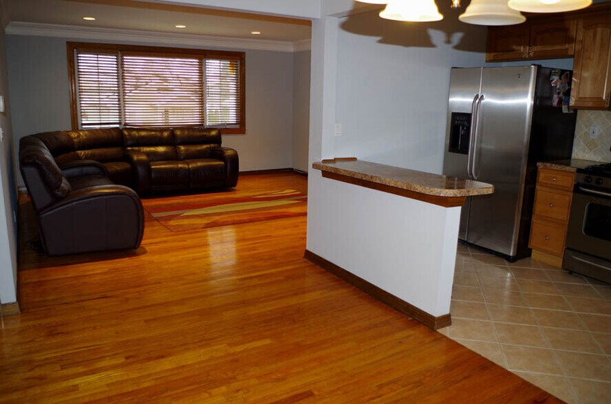 Building Photo - 44 Scoles Ave
