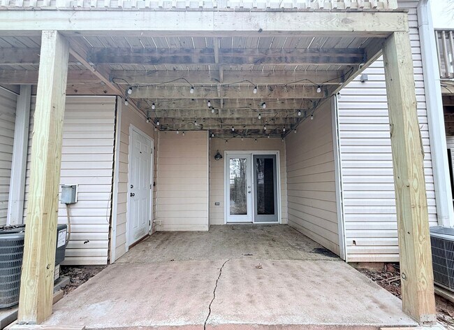 Building Photo - 2 Bedroom/2.5 bath near Lake Lanier