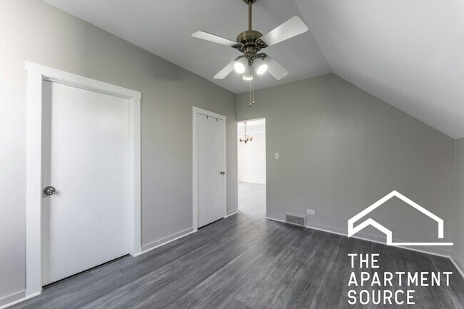 Building Photo - 2834 W Dickens Ave