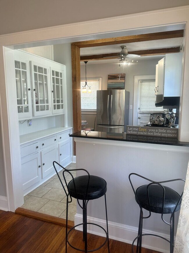 Building Photo - 3 bedroom 2 bath beautiful home with tons of character!