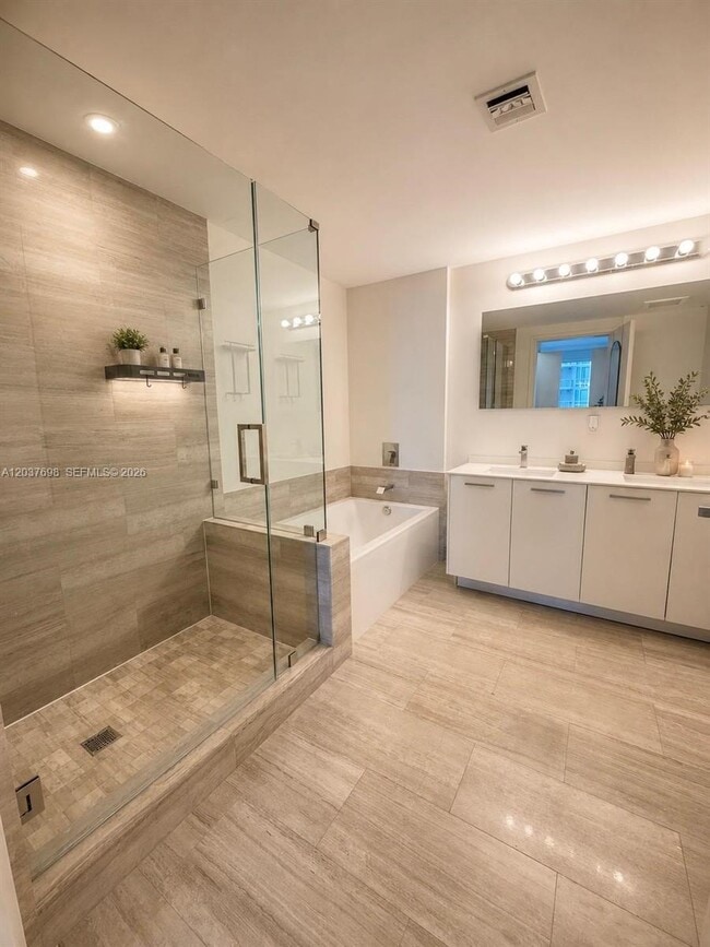 Building Photo - 1300 Brickell Bay Dr
