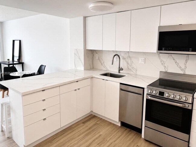 Building Photo - 801 Brickell Bay Dr