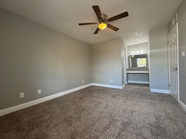 Building Photo - Newly Renovated 2/1 Condo ~ Gated Community near Tuskawilla!