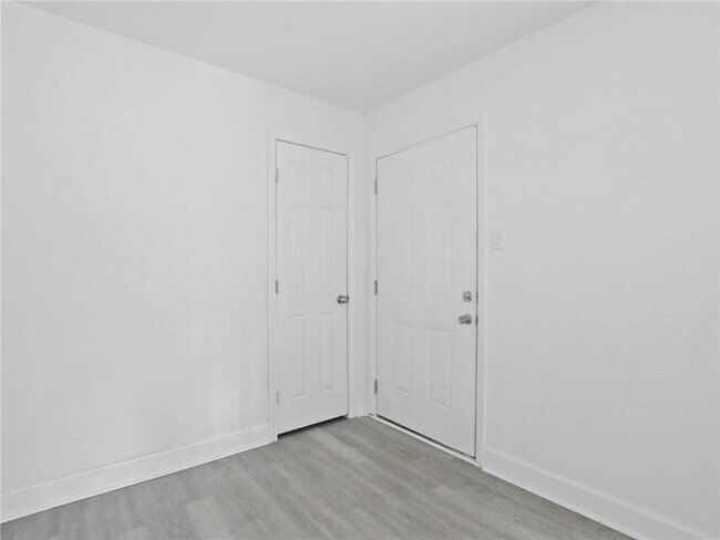 Building Photo - 526 Woodlore Dr