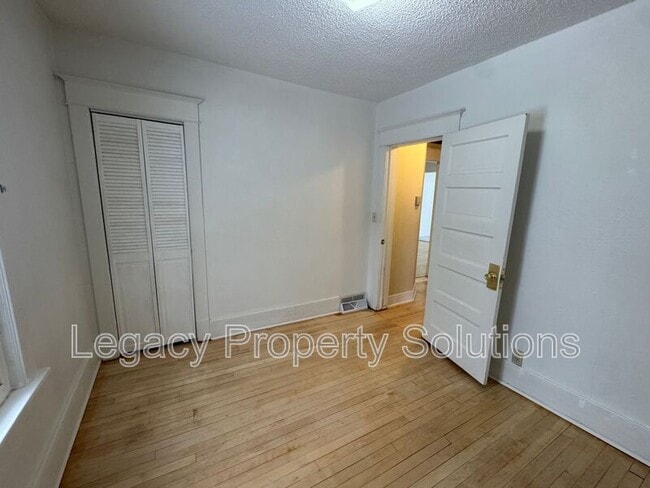 Building Photo - 609 N 13th St