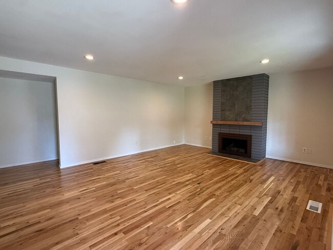 Building Photo - 3Bd/1.5Ba Kirkland House