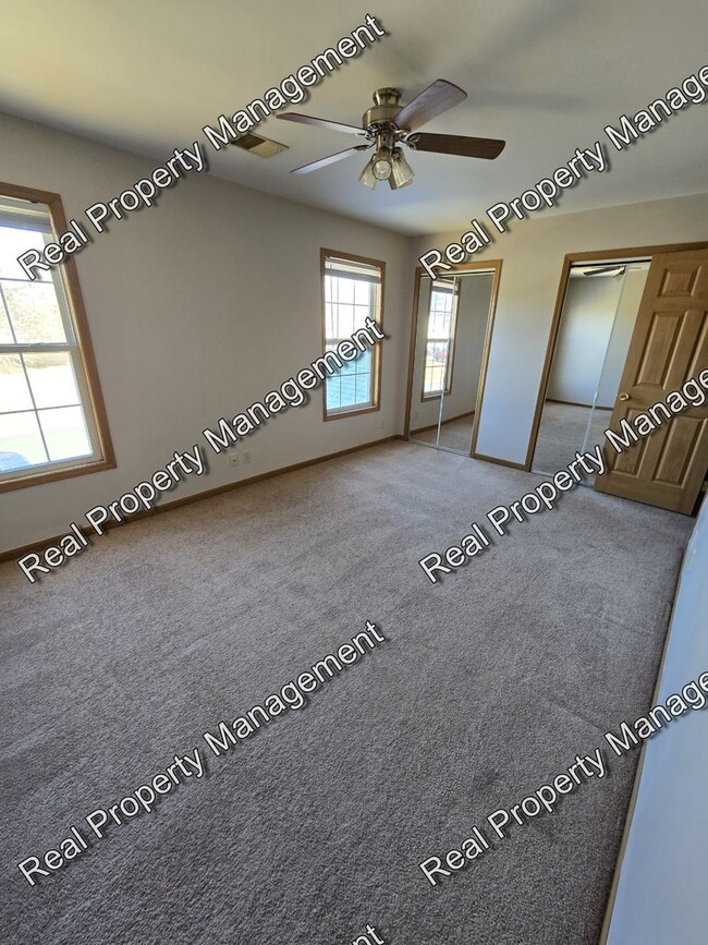 Building Photo - Spacious Three Bedroom Townhome