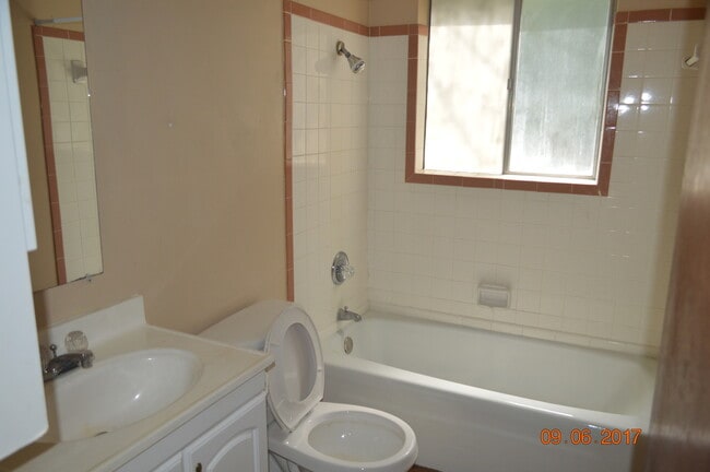 Building Photo - 2542 Lisenby Ave