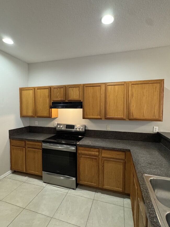 Building Photo - "Charming 3-Bed Oasis in Tampa's Heart – Spacious 1,443 Sq. Ft. with 2.5 Baths!"