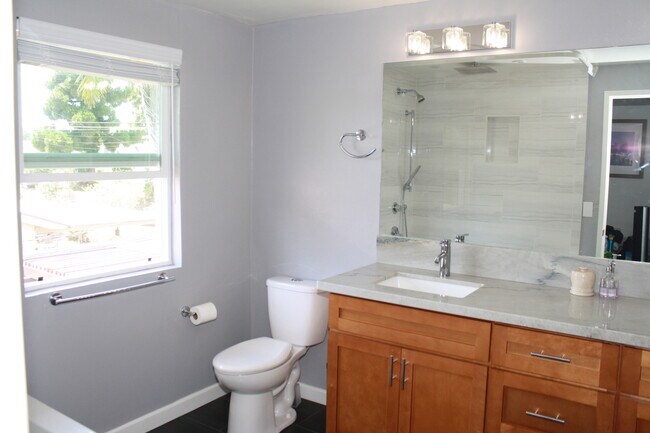 Building Photo - Gorgeous 4 Bedroom, 2 Bath in the Lovely Huntington Beach!