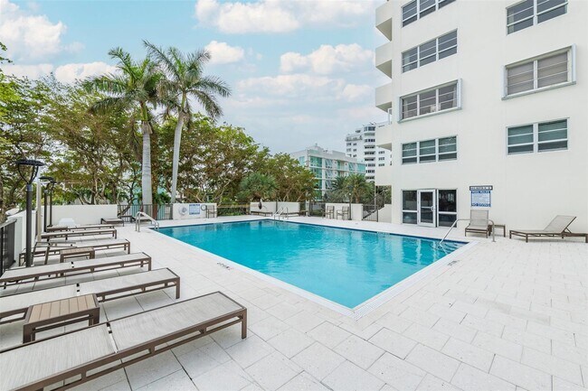 Building Photo - 340 Sunset Dr