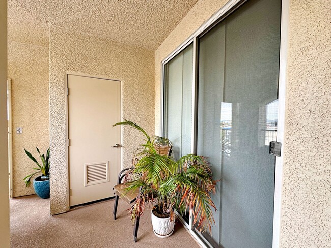 Building Photo - FULLY FURNISHED 1 BEDROOM CONDO IN GATED C...