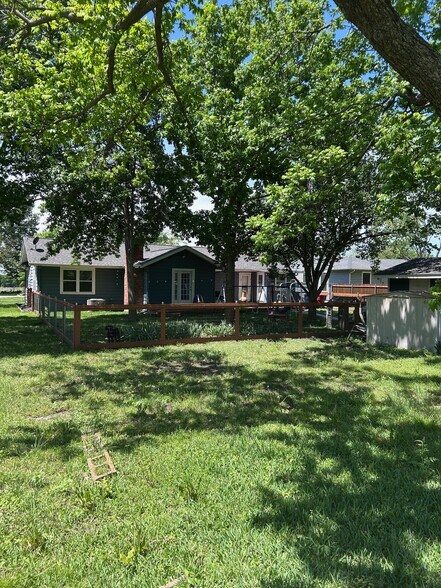 Building Photo - 1102 Walnut St