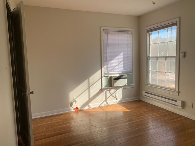 Building Photo - Charming 2-bedroom, 1-bathroom apartment!