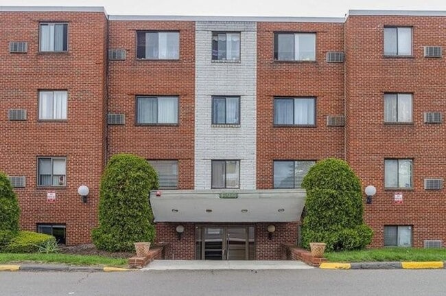 Building Photo - Luxury 2 bed condo includes Heat, hot wate...