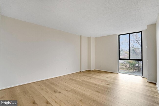 Building Photo - 2300 Pimmit Dr