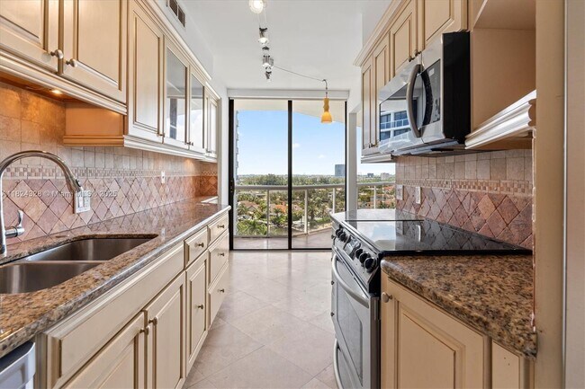 Building Photo - 3610 Yacht Club Dr