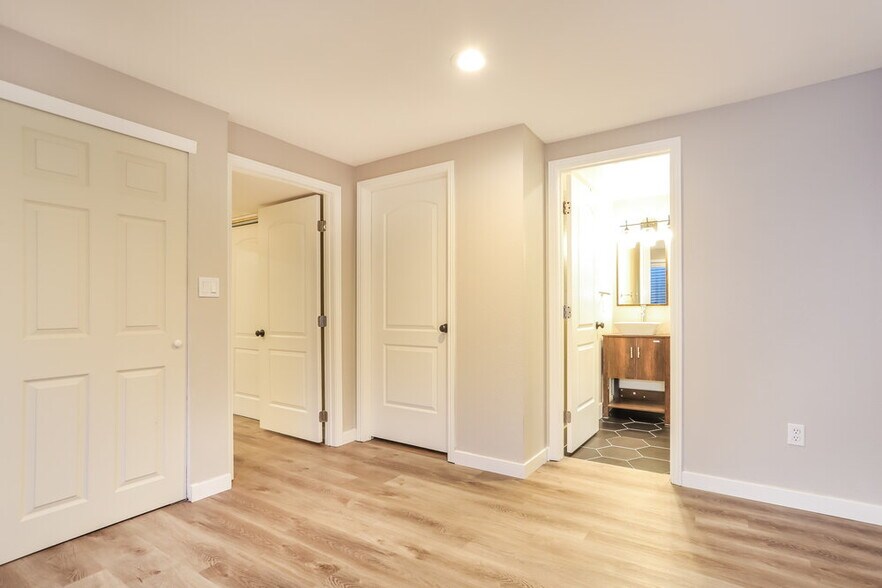 Building Photo - 981 Conifer Ct