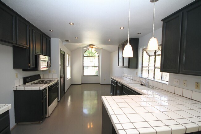 Building Photo - 4 BR | 2Ba | 1814SF | 2 Car Garage | Singl...