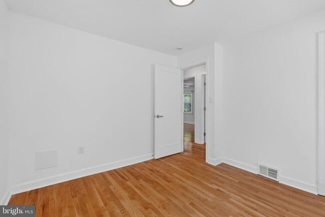 Building Photo - 5831 33rd Ave