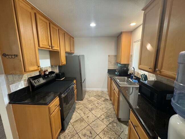 Building Photo - Newly renovated 2 bedroom, 2 bathroom condo