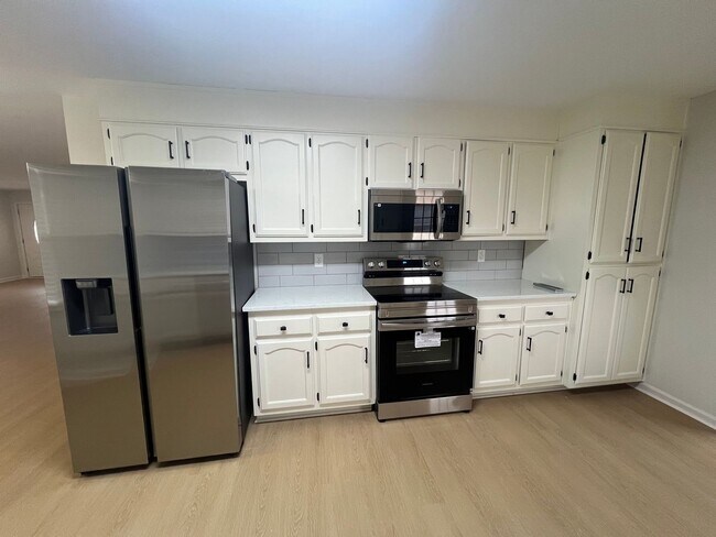 Building Photo - 3 Bedroom 2 Bathroom. Single Level Home.