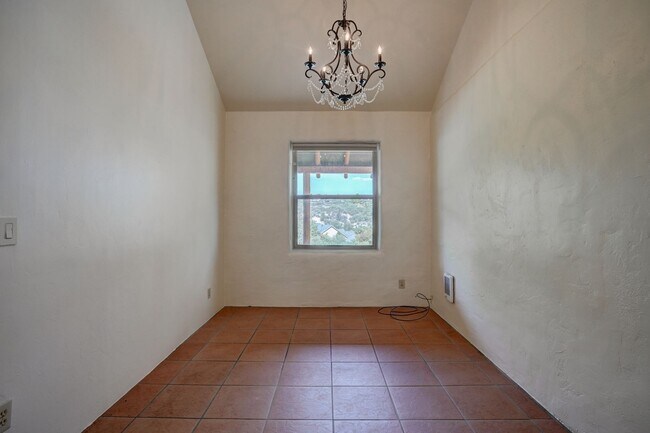 Building Photo - 2 Bedroom plus Office in Main House & Stud...