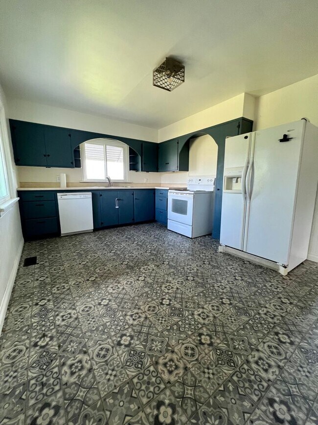 Building Photo - Country living home