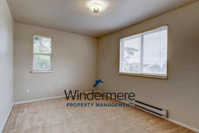 Building Photo - 2 Bed + Den/Office  2 Bath Condo W/S/G Inc...