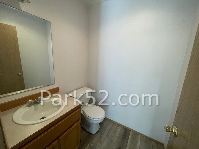 Building Photo - 2 Bedroom University Place Townhome