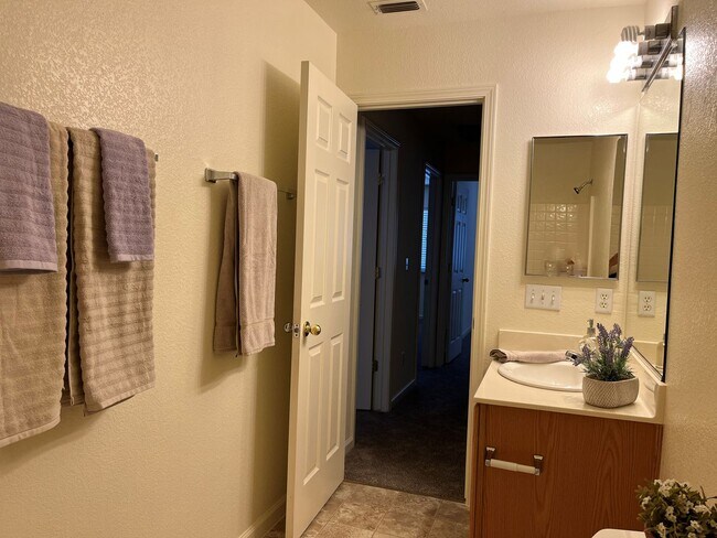 Building Photo - Spacious 4 Bedroom Family Home for Rent in Great Rocklin Location