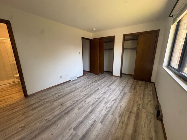 Building Photo - Newly updated Three Bedroom Available In Triplex in Meadowglen
