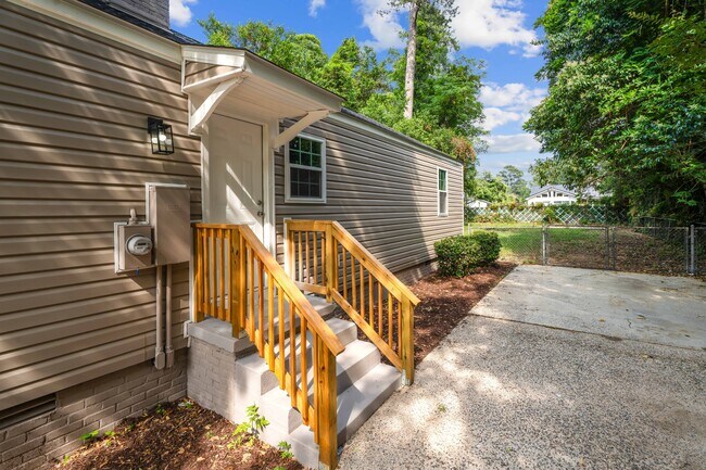 Building Photo - 404 S Audubon Ave