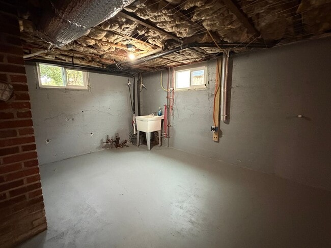 Building Photo - 3 Bedroom 1.5 Bath Single Family house on ...